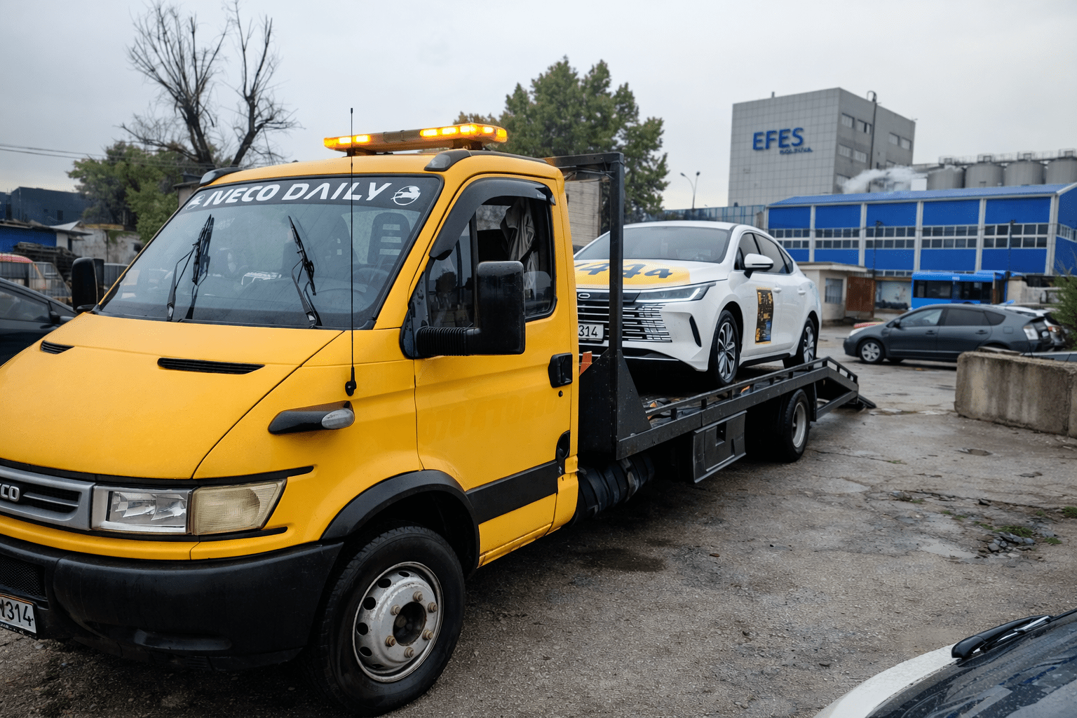 Evacuator auto transportând autoturism pe platformă în Chișinău, intervenție non-stop