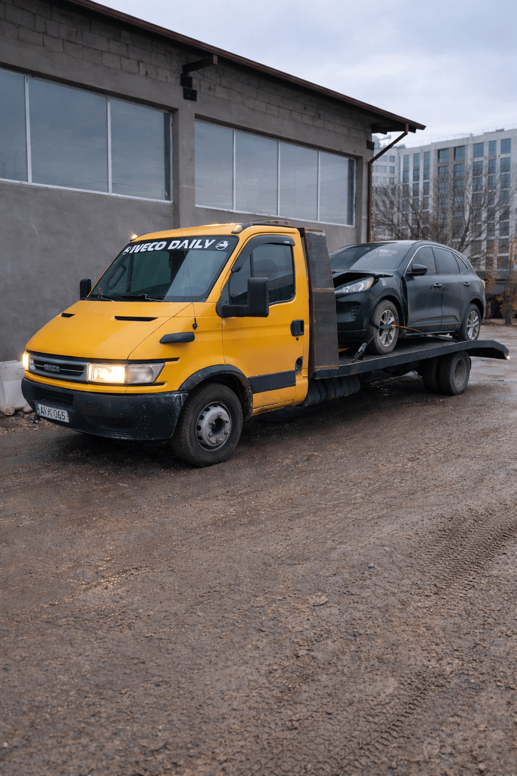 Evacuator auto transportând SUV pe platformă în Chișinău, intervenție non-stop